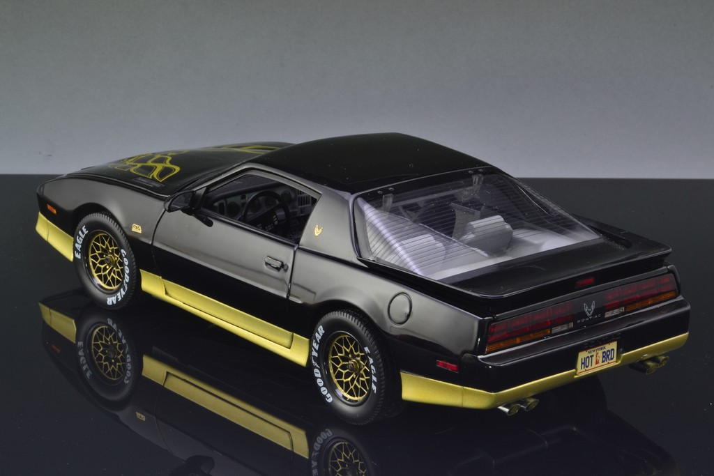 Pontiac Trans Am GTA 1:18 The Bandit