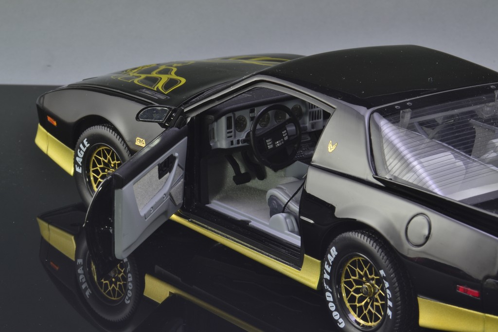 Pontiac Trans Am GTA 1:18 The Bandit