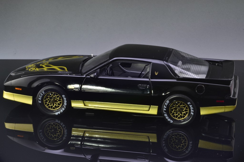 Pontiac Trans Am GTA 1:18 The Bandit