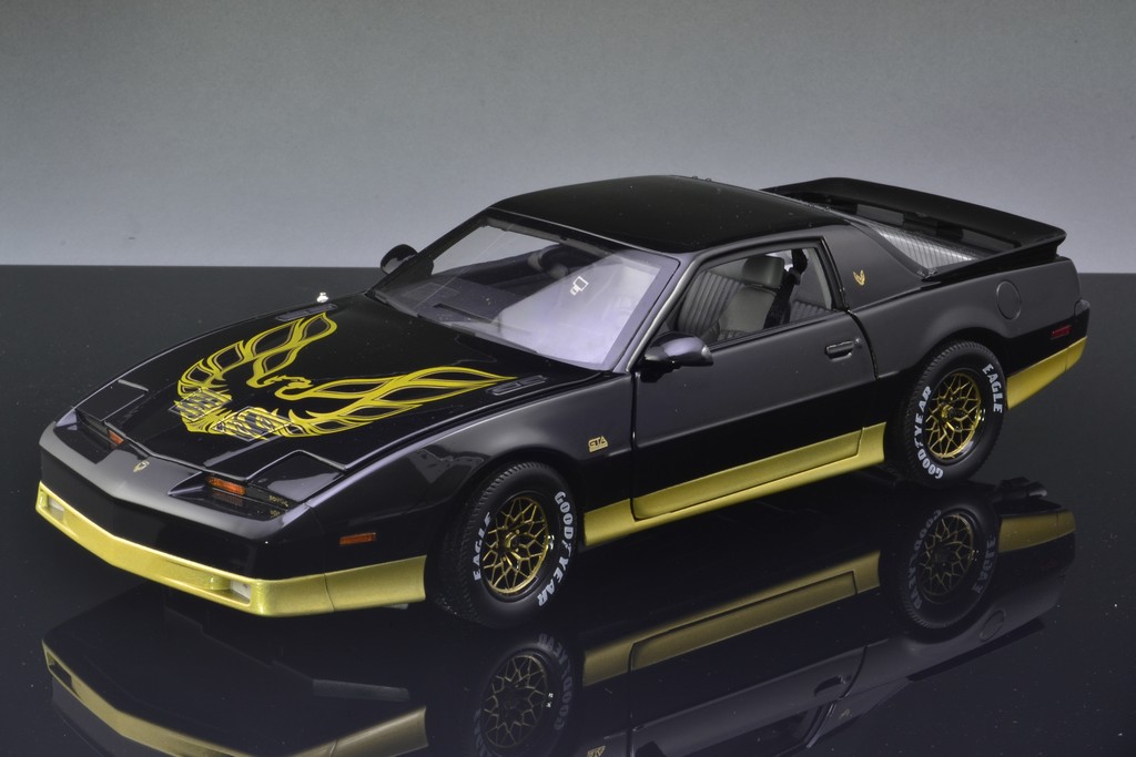 Pontiac Trans Am GTA 1:18 The Bandit