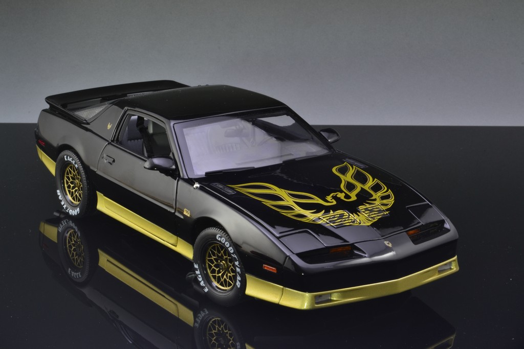 Pontiac Trans Am GTA 1:18 The Bandit