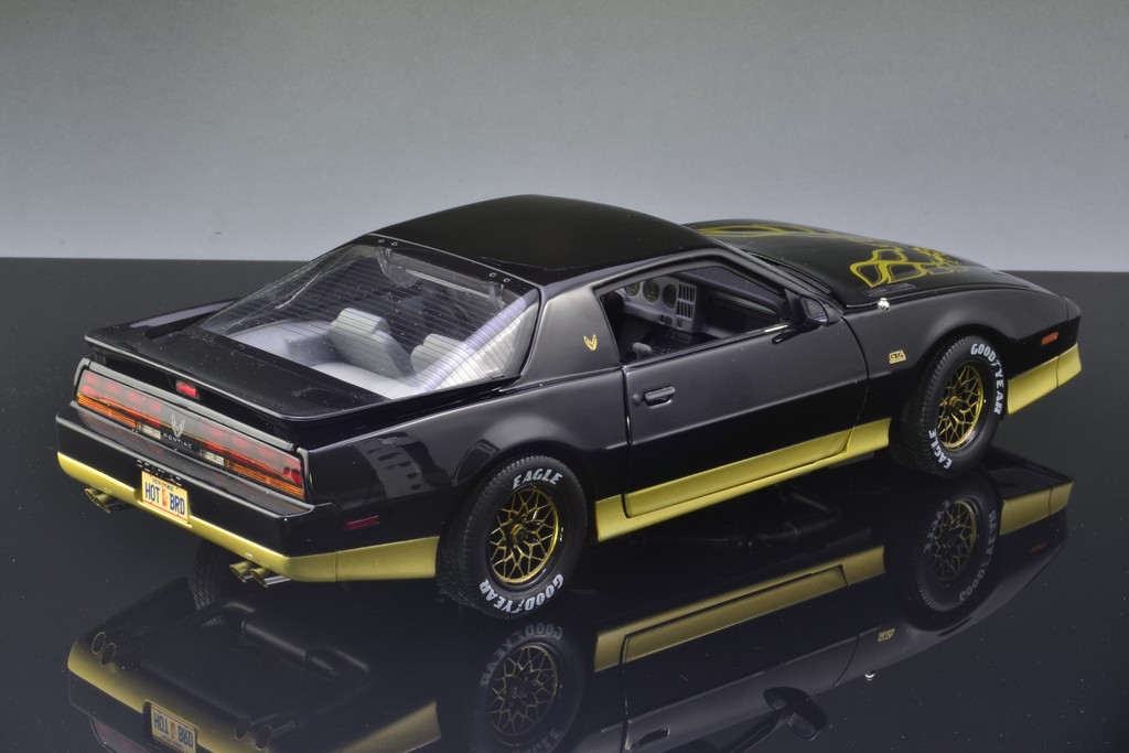 Pontiac Trans Am GTA 1:18 The Bandit