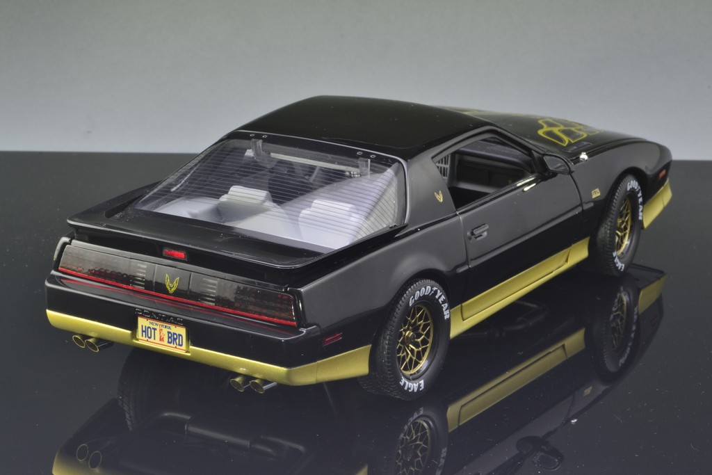 Pontiac Trans Am GTA 1:18 The Bandit