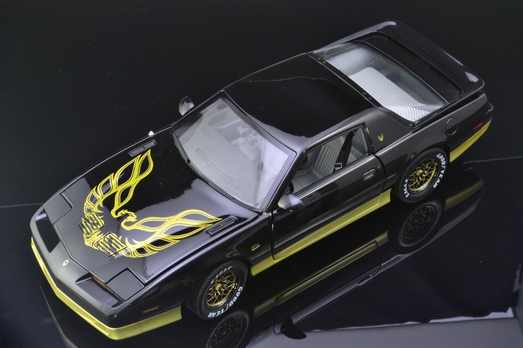 Pontiac Trans Am GTA 1:18 The Bandit