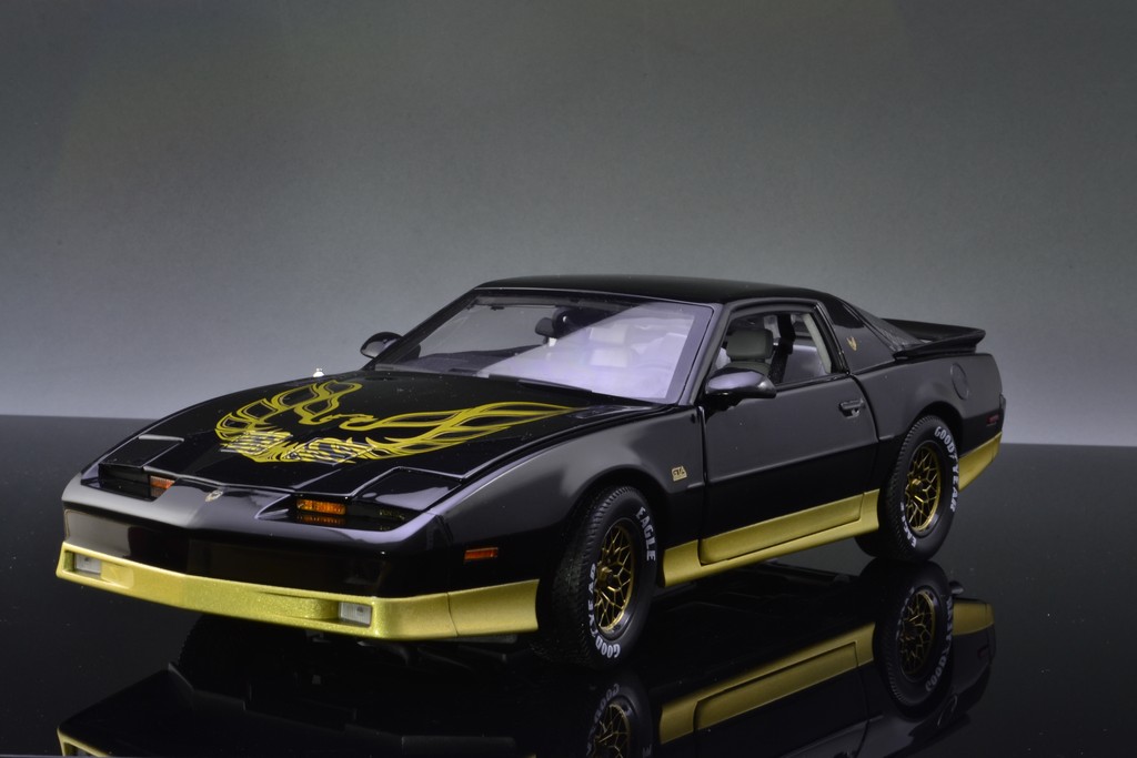 Pontiac Trans Am GTA 1:18 The Bandit
